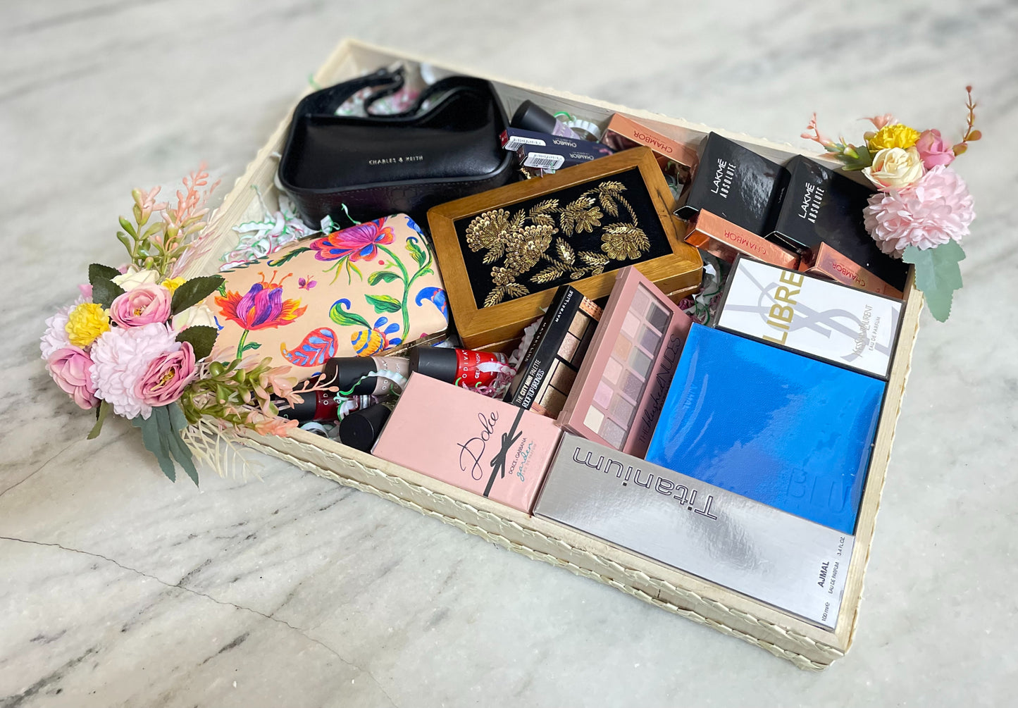 Decorative Cosmetics & Accesories Hamper Set